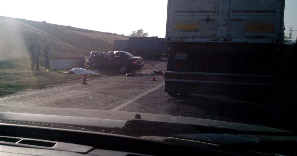 Жуткое ДТП на Херсонщине: возле Каховской ГЭС легковушка протаранила блокпост и отлетела в КамАЗ