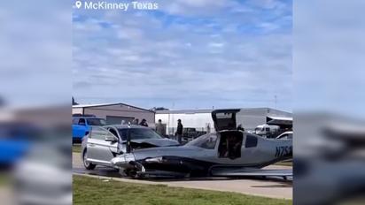 У США під час аварійної посадки літак врізався в автомобіль