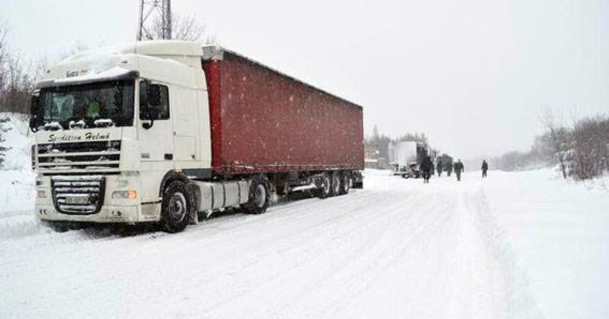 снігові замети на Донеччині_4 / © Національна поліція України