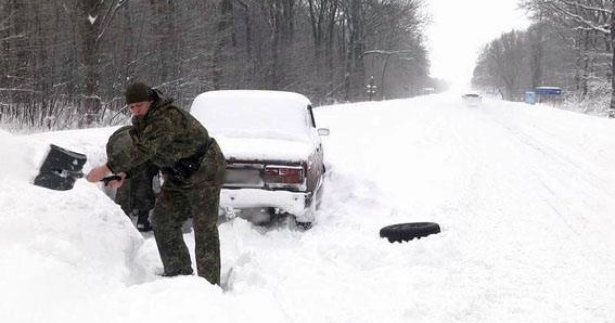 снігові замети на Донеччині_1 / © Національна поліція України