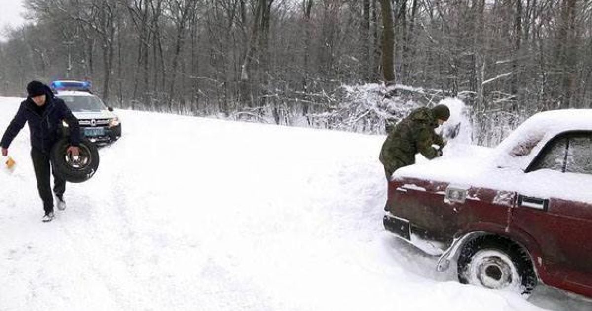 снігові замети на Донеччині_3 / © Національна поліція України