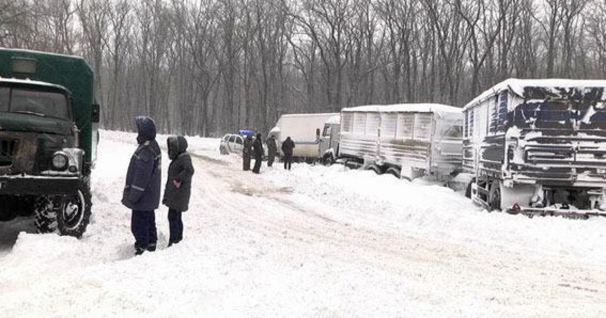 На Донетчине снег засыпал еще одну трассу и по ней запретили движение грузовиков