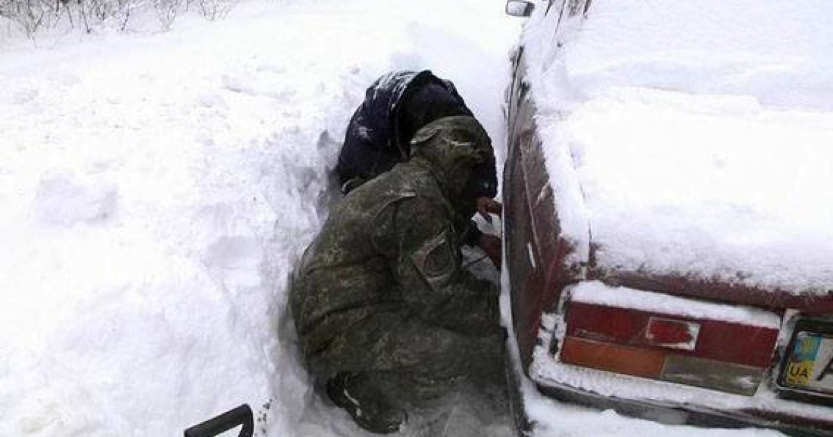 снігові замети на Донеччині_5 / © Національна поліція України