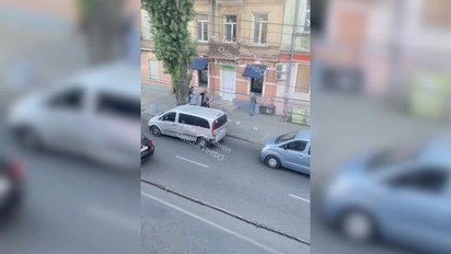В Одессе мужчины в гражданском «запаковали» парня в бус (видео)