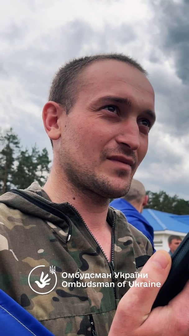 "Мама, я жив": год плена позади – военный Дмитрий вернулся домой (видео)