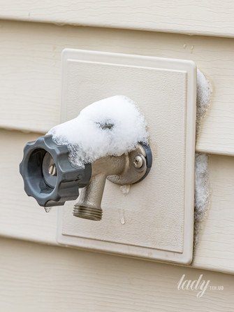 Как защитить наружные трубы этой зимой