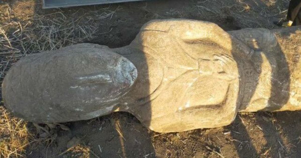 Фермер случайно нашел в земле статую VI века