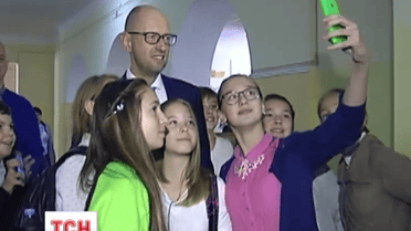 Сьогодні прем’єр-міністр Арсеній Яценюк завітав з квітами до столичної школи