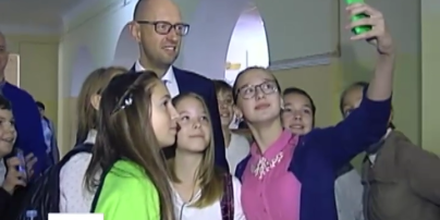 Сьогодні прем’єр-міністр Арсеній Яценюк завітав з квітами до столичної школи
