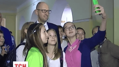 Сьогодні прем’єр-міністр Арсеній Яценюк завітав з квітами до столичної школи