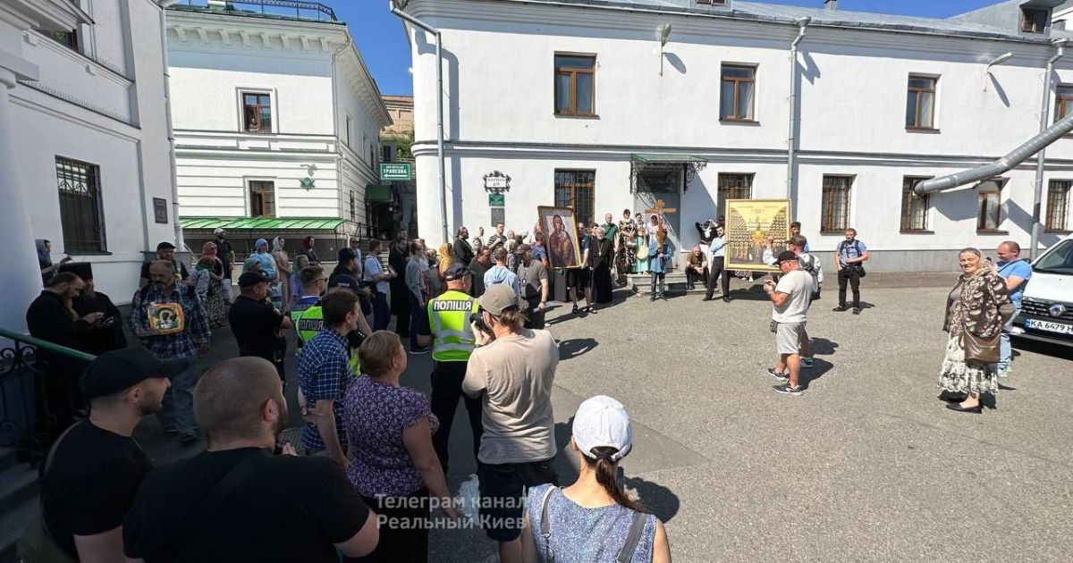 Под Киево-Печерской Лаврой происходят столкновения. Фото: Телеграмм-канал "Реальный Киев"
