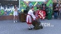 Поранений боєць Дмитро став на коліна перед донькою Настею загиблого побратима