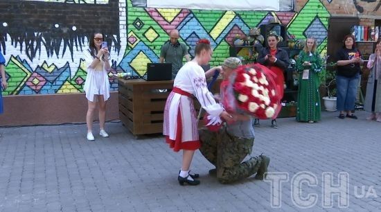 Поранений боєць став на коліна перед донькою загиблого побратима і пообіцяв захист всієї бригади: щемлива історія