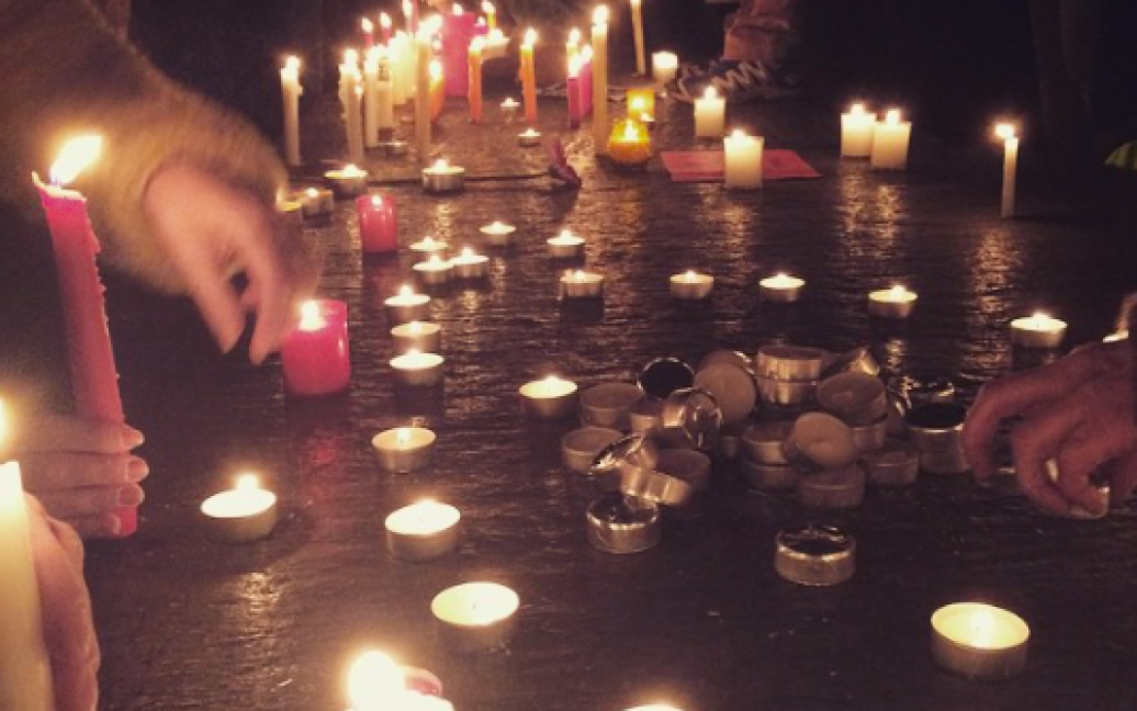 Парижани запалюють свічки та тримають у руках різноматні плакати / © Фото з соцмереж