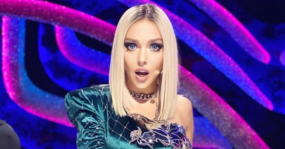 Голубоглазая Оля Полякова в платье мини и с каре очаровала образом