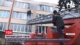 У Хмельницькому згорів цілий поверх ТРЦ – на заваді рятувальникам стали припарковані поряд авто