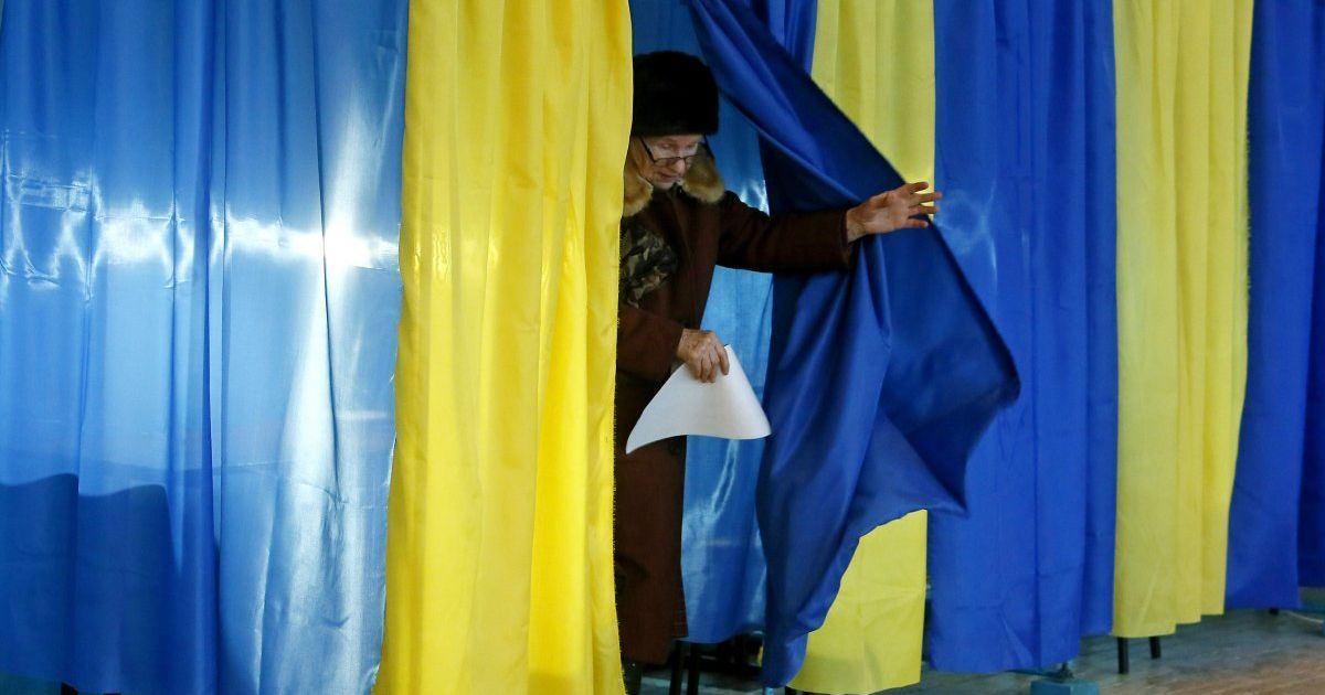 В Кривом Роге наблюдатели сообщают о раздаче денег возле участка и массовом подвозе пенсионеров