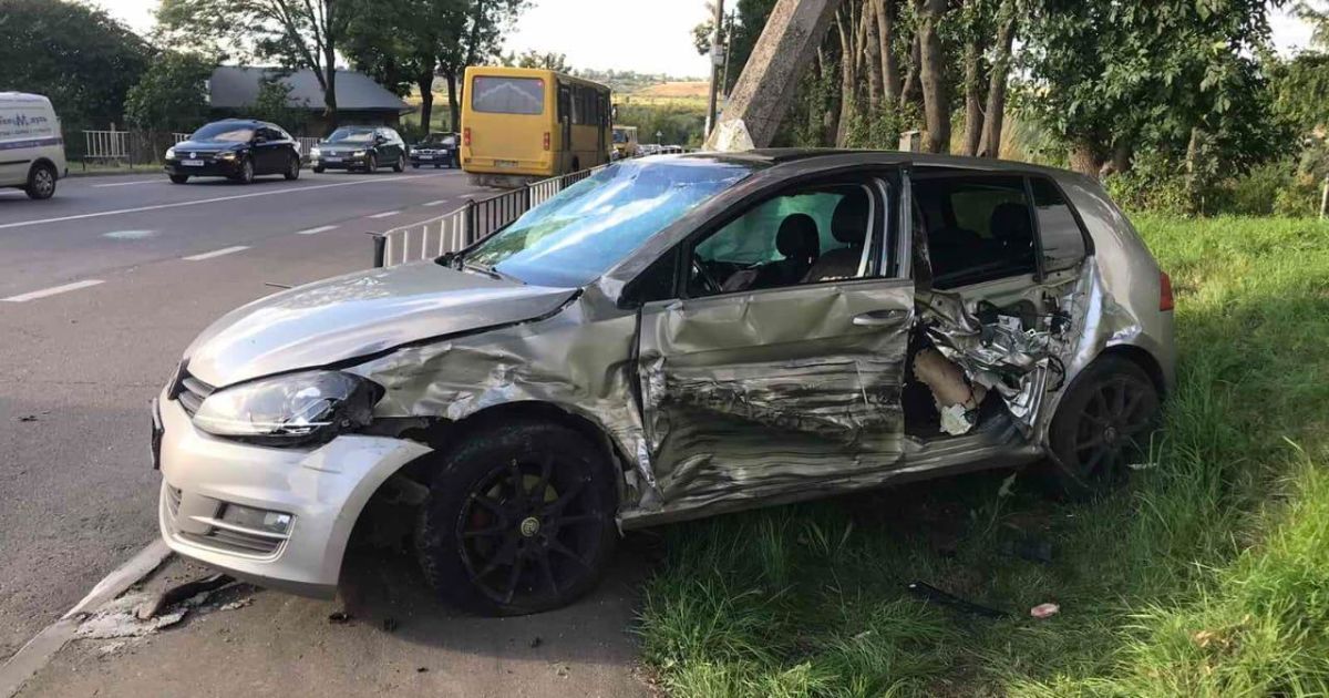 Біля Львова чоловіка збило авто, яке потрапило в ДТП і вилетіло на тротуар: пішохід і водій в реанімації