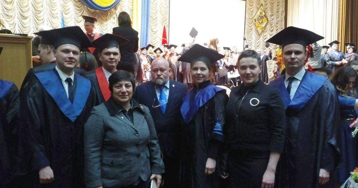 Рубан з синами, сестри Савченко та Мезенцев на випускному