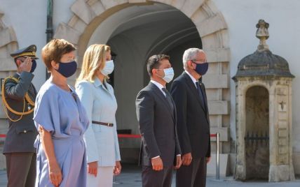 Визит в масках: Зеленский в Австрии провел ряд встреч, а вечером идет в местный трактир