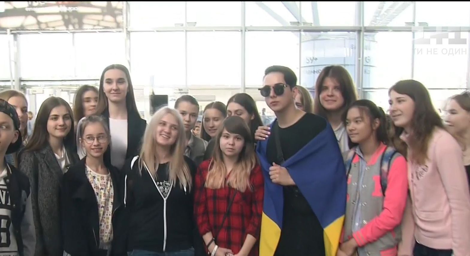 В аеропорту "Бориспіль" фанати MЕLOVIN провели співака на "Євробачення"