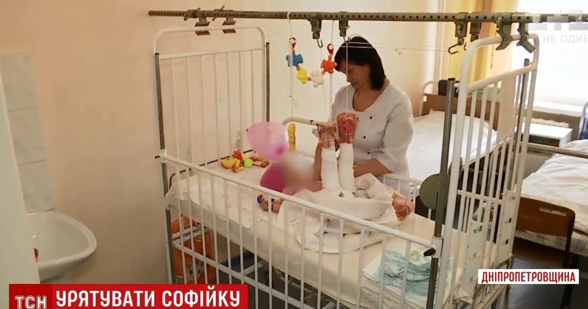 Мама побитої 11-місячної дівчинки загадково зникла дорогою до лікарні в Дніпрі