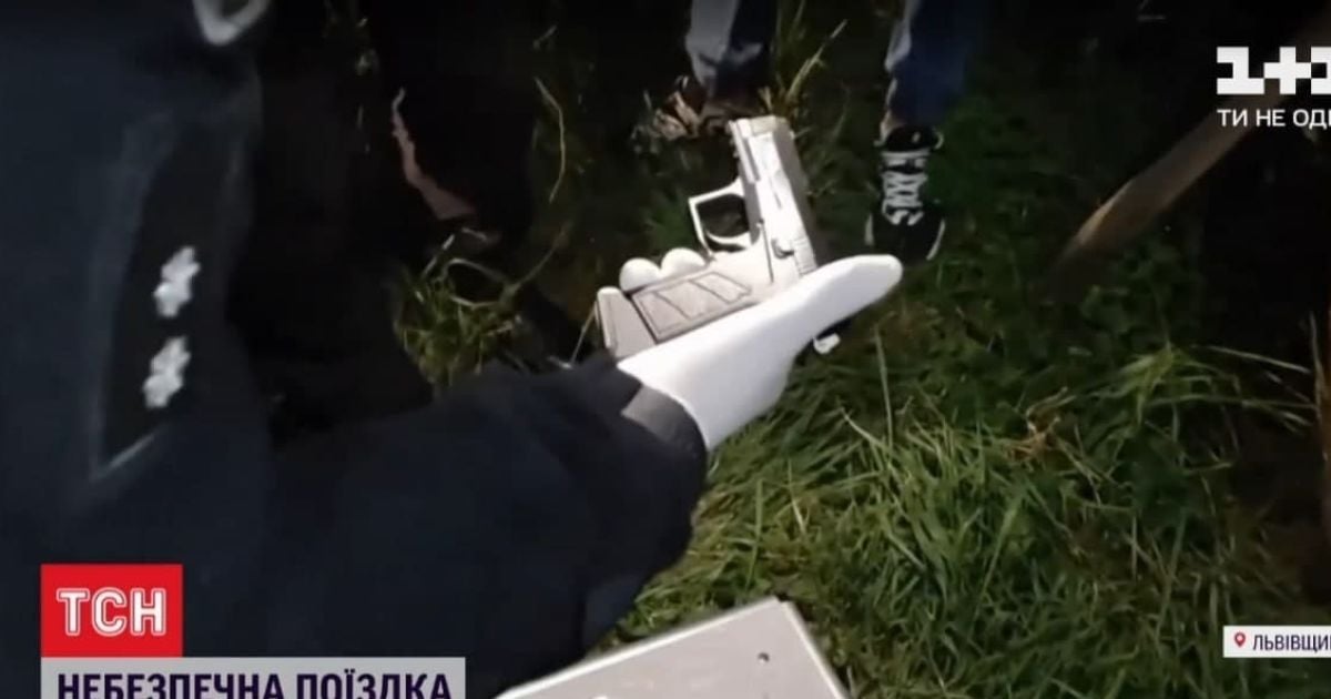 Небезпечна попутка: у Львівській області дівчина вистрибнула під час руху з авто, бо її намагалися пограбувати
