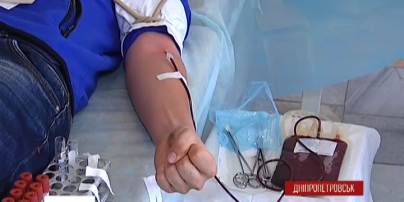 Днепропетровцев зовут сдать кровь для бойцов АТО, потому запасы почти исчерпаны
