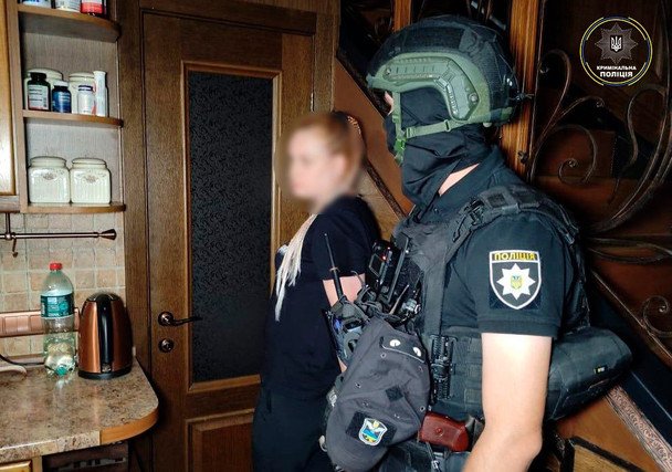 Задержание супругов по подозрению в мошенничестве. Фото: Нацполиция