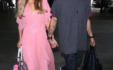 В розовом платье и шляпе: гламурная Пэрис Хилтон в аэропорту Лос-Анджелеса