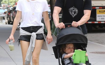 Джессика Бил в рваной футболке и серьезный Тимберлейк: звезды на прогулке с сыном