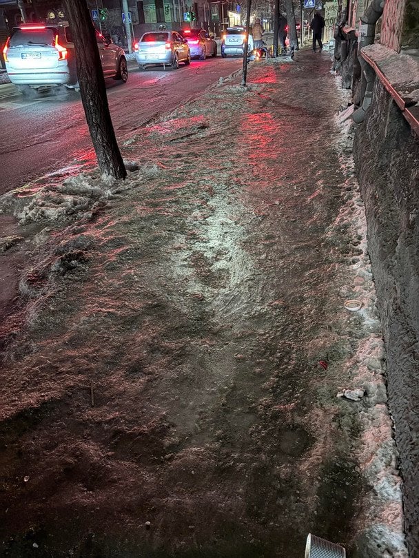 Тротуар-ковзанка на Великій Житомирській / Фото Yaryna Klyuchkovska