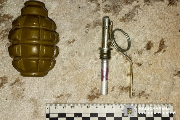 Изъятый корпус боевой гранаты «Ф-1» с запалом / © Поліція Рівненської області