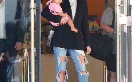 В рваных джинсах и на шпильках: Крисси Тейген вместе с дочерью сходила на шопинг
