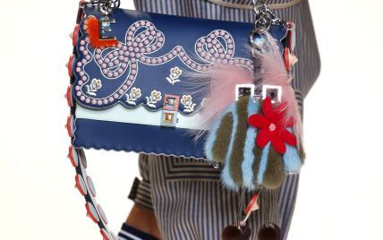 Большие, маленькие, цветные и с помпонами: модные сумки сезона весна-лето 2017