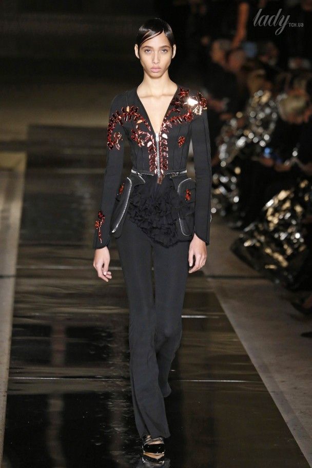 Коллекция Givenchy прет-а-порте сезона весна-лето 2017 / © East News