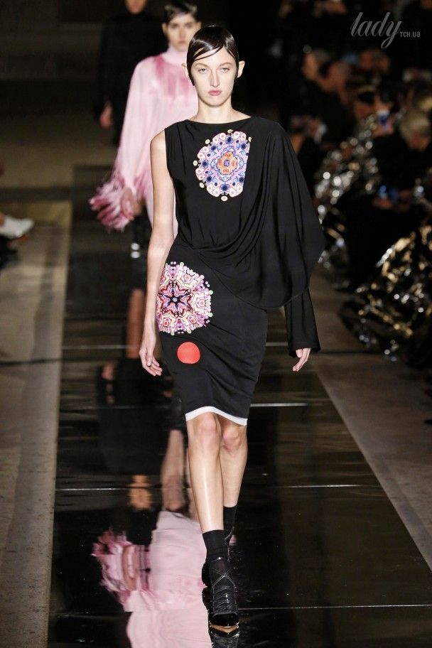 Коллекция Givenchy прет-а-порте сезона весна-лето 2017 / © East News