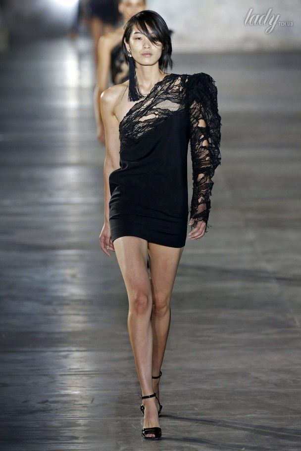 Коллекция Saint Laurent прет-а-порте сезона весна-лето 2017 / © East News