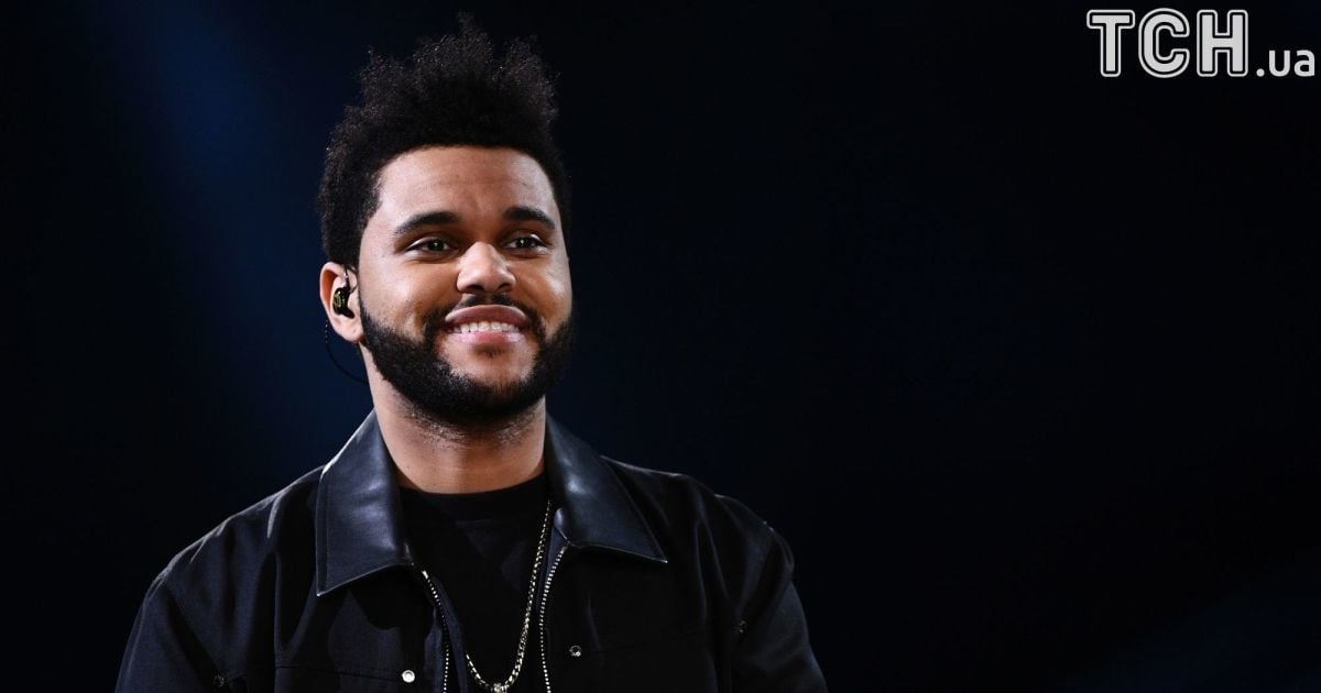 Бойфренд Селены Гомес The Weeknd позировал в объятиях Ирины Шейк и Адрианы Лимы