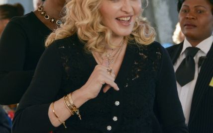 В ажурной кофте и юбке с цветочным принтом: Мадонна открыла больницу в Африке