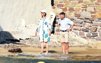 Королевы тоже отдыхают: 73-летняя шведская королева Сильвия попала в объективы папарацци на пляже