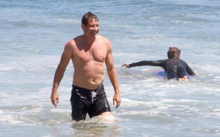 Уже не тот: Дэвид Духовны сверкнул пузом на пляже в Малибу
