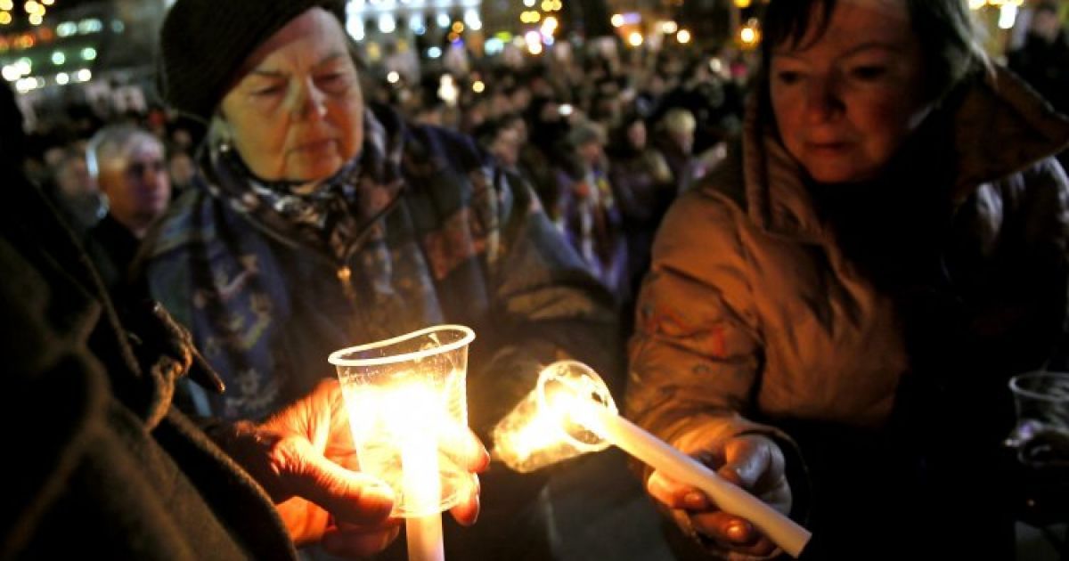 Участники вече держат свечи на Майдане Независимости в Киеве. 21-22 ноября на Майдане отмечали День Свободы и Достоинства в честь годовщины Революции Достоинства и Оранжевой революции. / © УНИАН