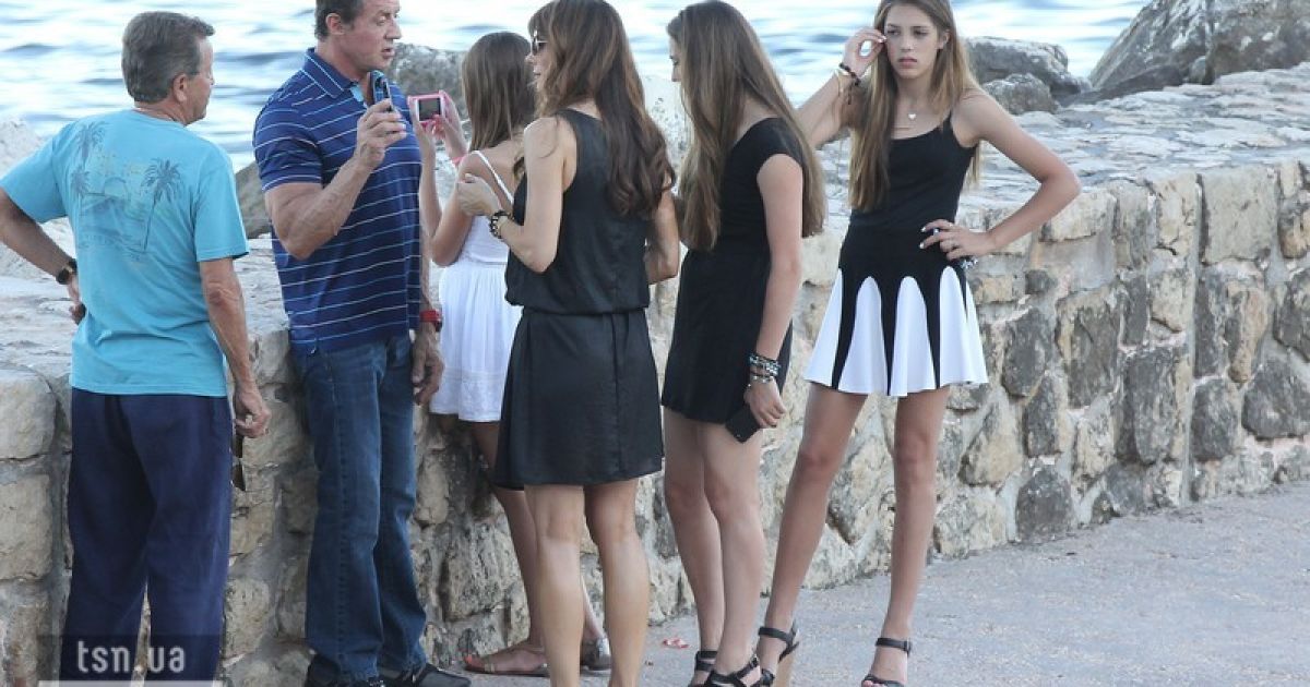 Сталлоне привіз велику родину до Франції