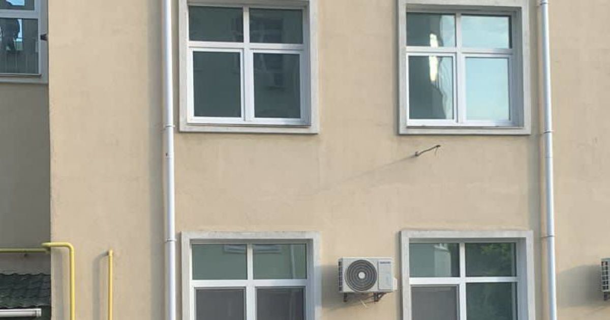 У передмісті Києва з вікна третього поверху випала 4-річна дівчинка