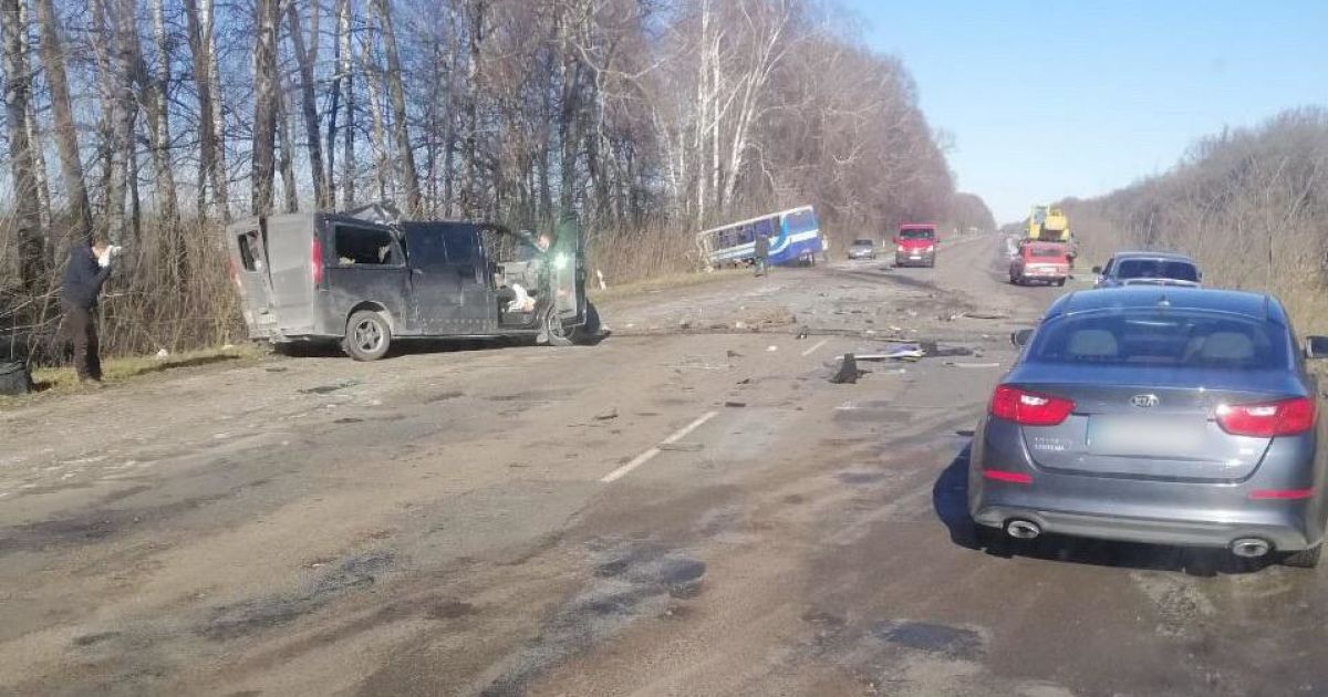 В Сумской области в аварию попал рейсовый автобус: есть погибшие