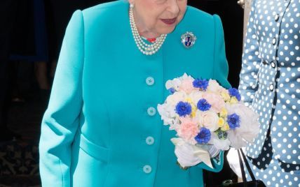 В цветочном платье и с бордовой помадой: новый яркий выход королевы Елизаветы II