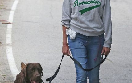 Подает пример: Джулия Робертс убирает за своей собакой на прогулке