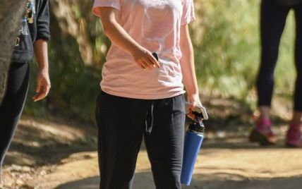 В трениках и мятой футболке: Натали Портман вернулась к пробежкам после рождения дочери