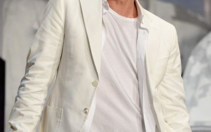 В белом костюме и с улыбкой: Брэд Питт на премьере фильма в Токио